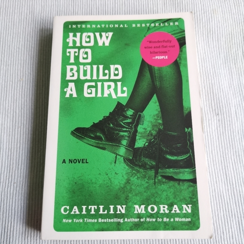 🔥3/$15🔥How to  Build‎ A Girl by Caitlin Moran Paperback Novel